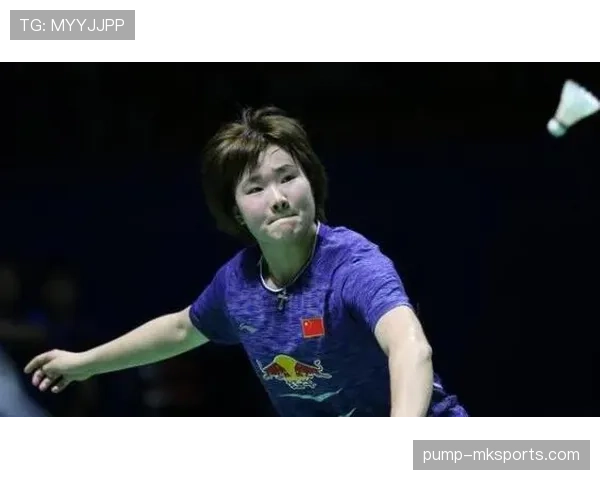 何冰娇训练完随手啃个苹果，这自律程度真的服了